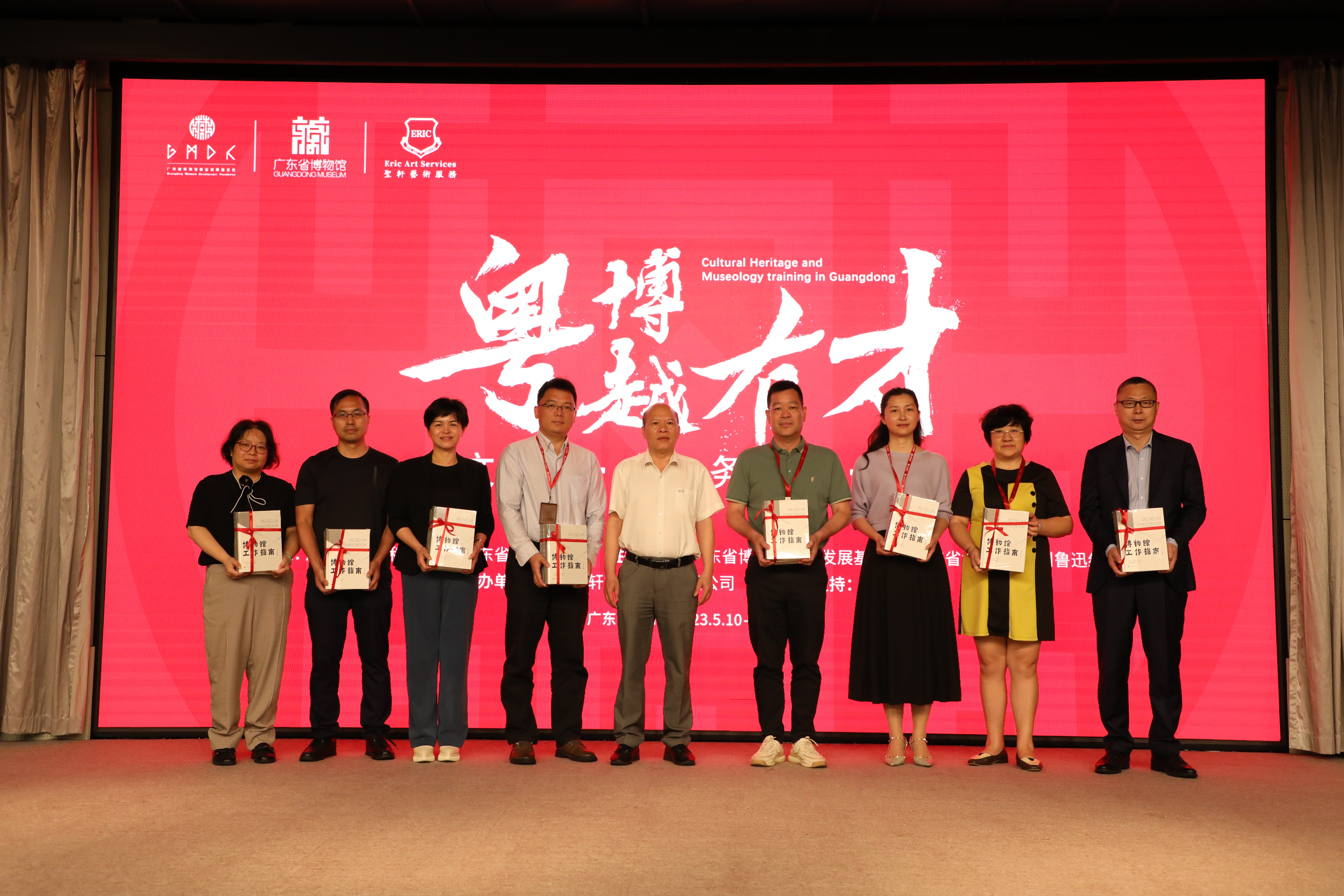 广东省文化和旅游厅党组成员、副厅长、省文物局局长龙家有向全省学员代表赠书(1).jpg