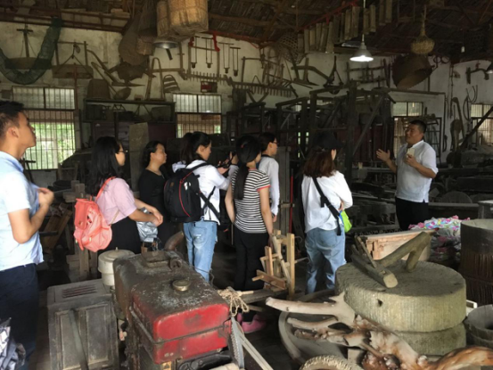 培训班学员赴黄冈进行民族音乐田野调查，图为学员们在浠水县大别山民俗博物馆参观