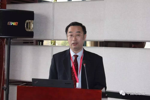 中国人民抗日战争纪念馆副馆长罗存康代表秘书处宣读关于表彰专委会2016年度优秀通讯员的决定及名单