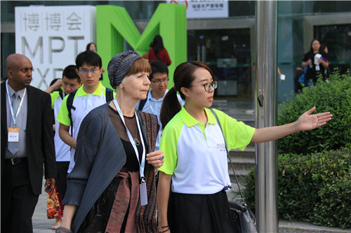 志愿者在各专业委员会年会会场外引导参会代表