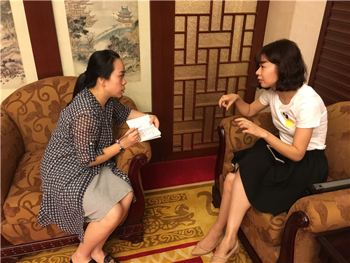 小组长与组委会工作人员商量志愿者工作安排