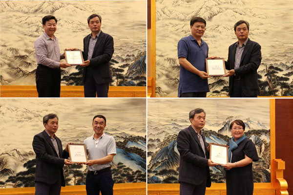 宋新潮主编向“博物馆学科”主编、副主编、编委、分支方向负责人颁发聘书