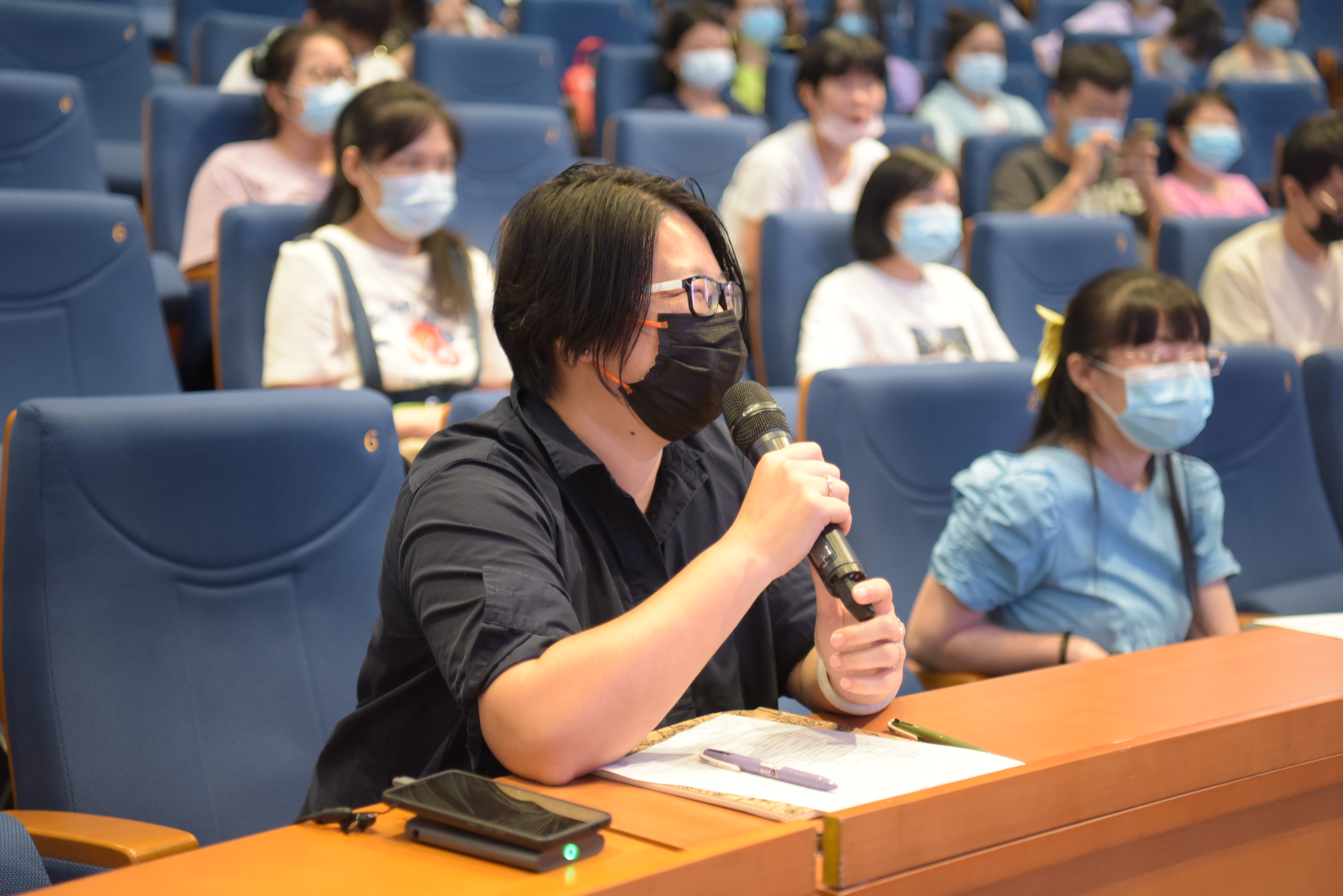 图：现场观众与何所热烈交流互动（1）.JPG